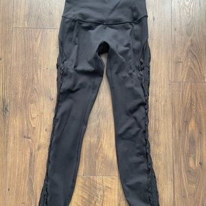 Lululemon High Rise leggings
Wonder under 25”, Size 4, *Black